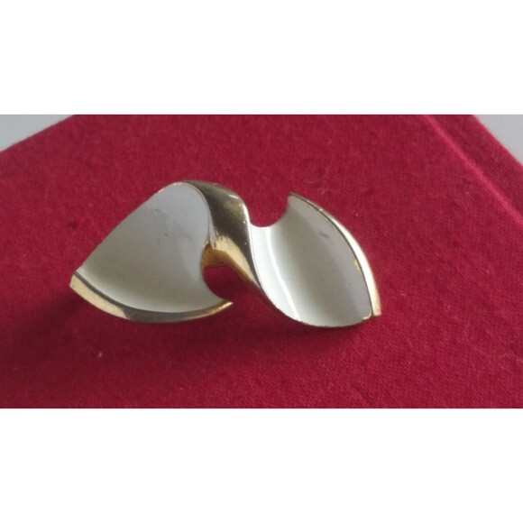 Vintage Mid Century retro Gold tone White Enamel Pin Brooch Twist Bow - Picture 3 of 5